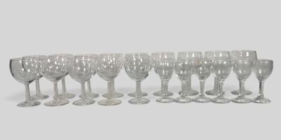 de nombreux verres à vin alignés en rang sur la table