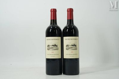 deux bouteilles de vin rouge posées l'une à côté de l'autre sur une table