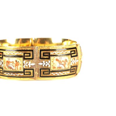 gros plan d'un bracelet en or sur fond blanc