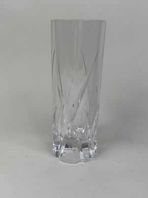 un verre transparent posé sur une table