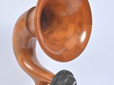 une vieille enceinte en bois posée sur un pied, avec un cordon