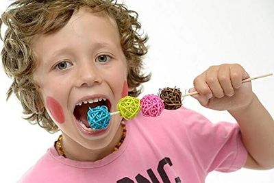 un jeune garçon en chemise rose tenant une brosse à dents