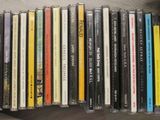 une pile de CD empilés les uns sur les autres
