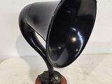 un vieux gramophone noir posé sur un socle en bois