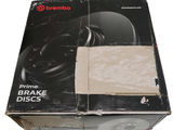 une boîte de disques de frein posée sur une table