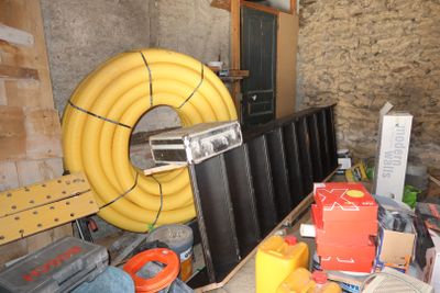 de nombreux engins de chantier posés sur une table