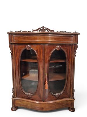 une vieille armoire en bois avec deux portes vitrées et une étagère