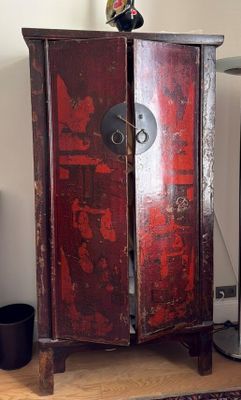 Armoire en bois ouvrant à deux vantaux, à décor laqué rouge …