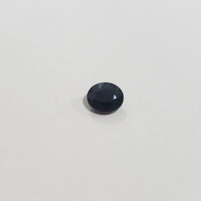 un saphir noir sur un fond blanc
