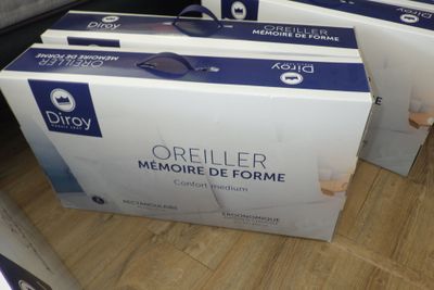 trois boîtes d'« Orieller Memorye de Forme » posées sur un parquet