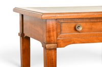 TABLE (petite) bureau en merisier, recouverte d'un cuir vert… (photo 3)