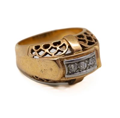 l'image d'une bague en or ornée de diamants
