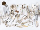 beaucoup d'argenterie sur une table blanche