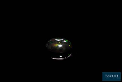 l'image d'une sphère noire dans l'obscurité