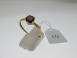 une image d'une bague sertie d'une pierre de type grenatite