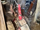une image d'un tas de ferraille dans un garage