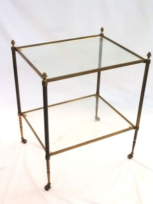 une photo d'une table d'appoint en verre et en laiton