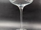 un verre à vin posé sur une table