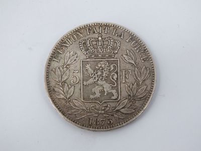 gros plan d'une pièce de monnaie sur une surface blanche