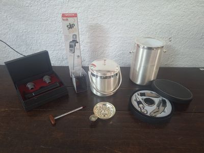 de nombreux objets posés sur une table en bois