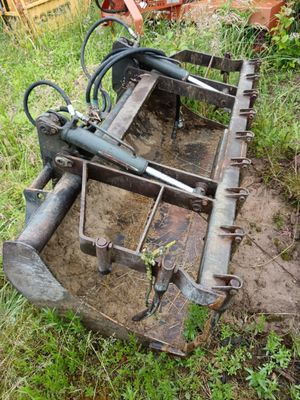 un tracteur qui est à l'arrêt dans la boue