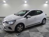 la voiture blanche est garée sur le sol à carreaux d'un garage