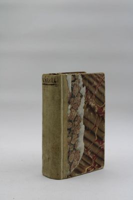 un vieux livre posé sur une table recouverte de neige