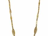 Collier plaqué or orné de trois pendentifs de forme triangulaire sur fond blanc