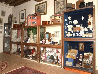 une pièce avec beaucoup d'étagères et de tableaux accrochés au mur
