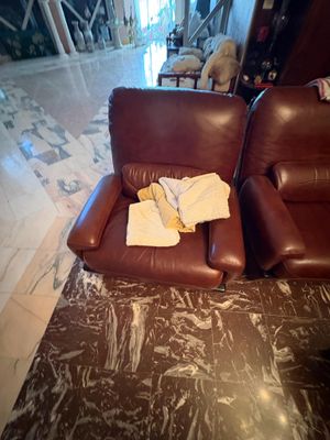 un fauteuil en cuir marron et un fauteuil inclinable marron dans un salon
