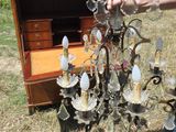 une personne qui tient un lustre dans l'herbe