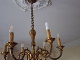 un lustre suspendu au plafond de la pièce