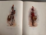 un livre ouvert sur lequel figure l'image d'un soldat et d'un tambour