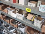 de nombreuses boîtes de vis et d'écrous sur les étagères