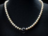 un gros plan d'un collier de perles sur un mannequin