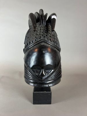 un gros plan d'une sculpture représentant une chaussure posée sur un socle
