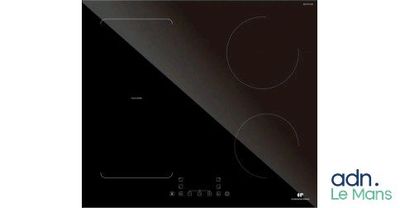 gros plan d'une plaque de cuisson noire sur fond blanc