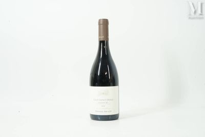 une bouteille de vin posée sur une table