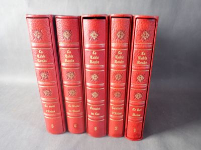 six livres rouges sont alignés en rang sur une surface grise