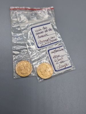 deux pièces dans un sachet en plastique posé sur une table