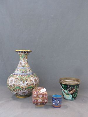 trois vases posés l'un à côté de l'autre sur une table