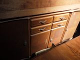 une armoire en bois avec des tiroirs et un plan de travail en bois