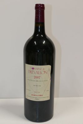 une bouteille de vin posée sur une table