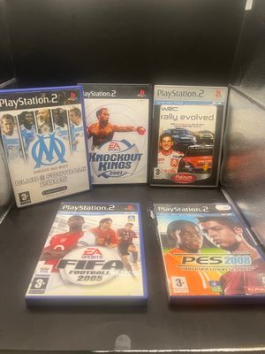 Plusieurs jeux vidéo sont posés les uns à côté des autres sur une table.