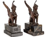 paire de figurines en bronze représentant un sphinx ailé et un lion, sur des socles en marbre