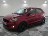 La Ford Figo rouge est garée sur un sol à damier