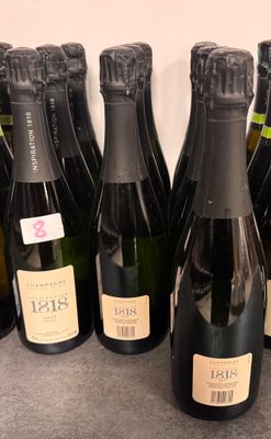 plusieurs bouteilles de vin sont alignées sur un comptoir