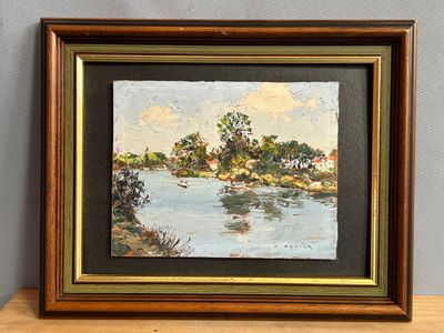 Tableau à l'huile encadré représentant une scène fluviale avec des maisons au loin
