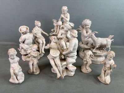 un groupe de figurines assises sur une table