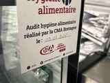 sign in a glass case that says hygiene alimentaire
